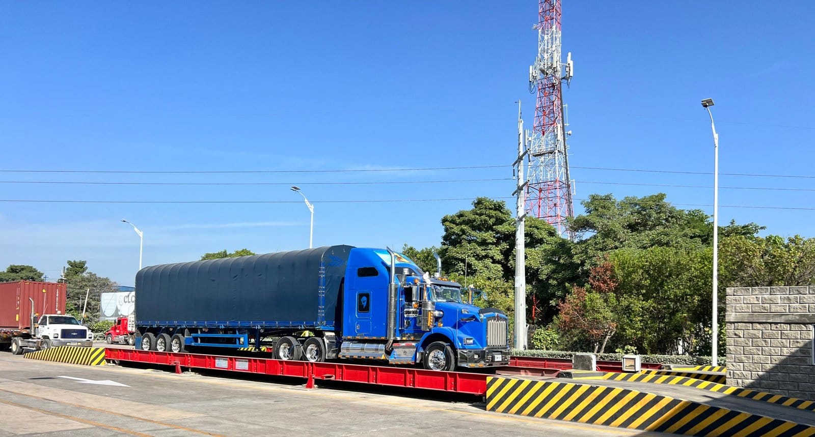 Camión sobre báscula camionera DAG, plataforma de pesaje en operación