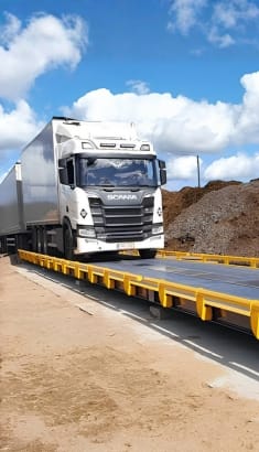 Camión de carga sobre báscula camionera DAG